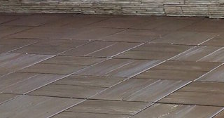 Бетонная брусчатка двора в Балтийске в октябре