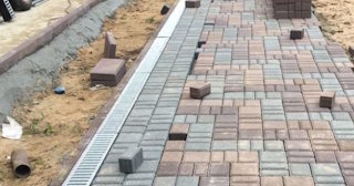 Профессиональная укладка плитки на улице в Балтийске в октябре