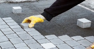 Монтаж тротуарной плитки на даче в Балтийске в октябре
