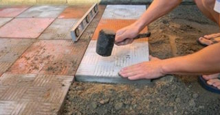 Укладка тротуарной плитки на основание в Балтийске в октябре